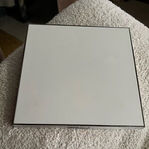 Isle 49 Eyeshadow Pallet by Seint